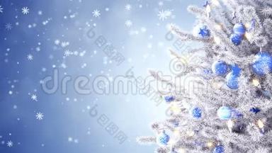 装饰的圣诞树和飘落的雪花